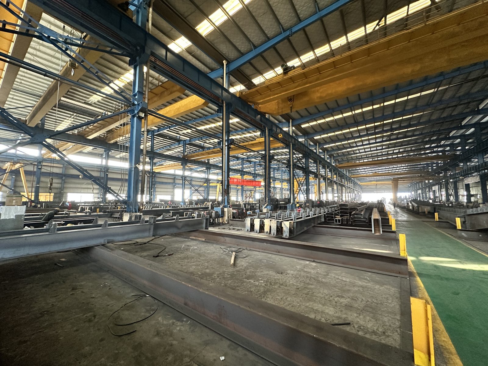 Regular steel column grid with a longitudinal production aisle and overhead cranes